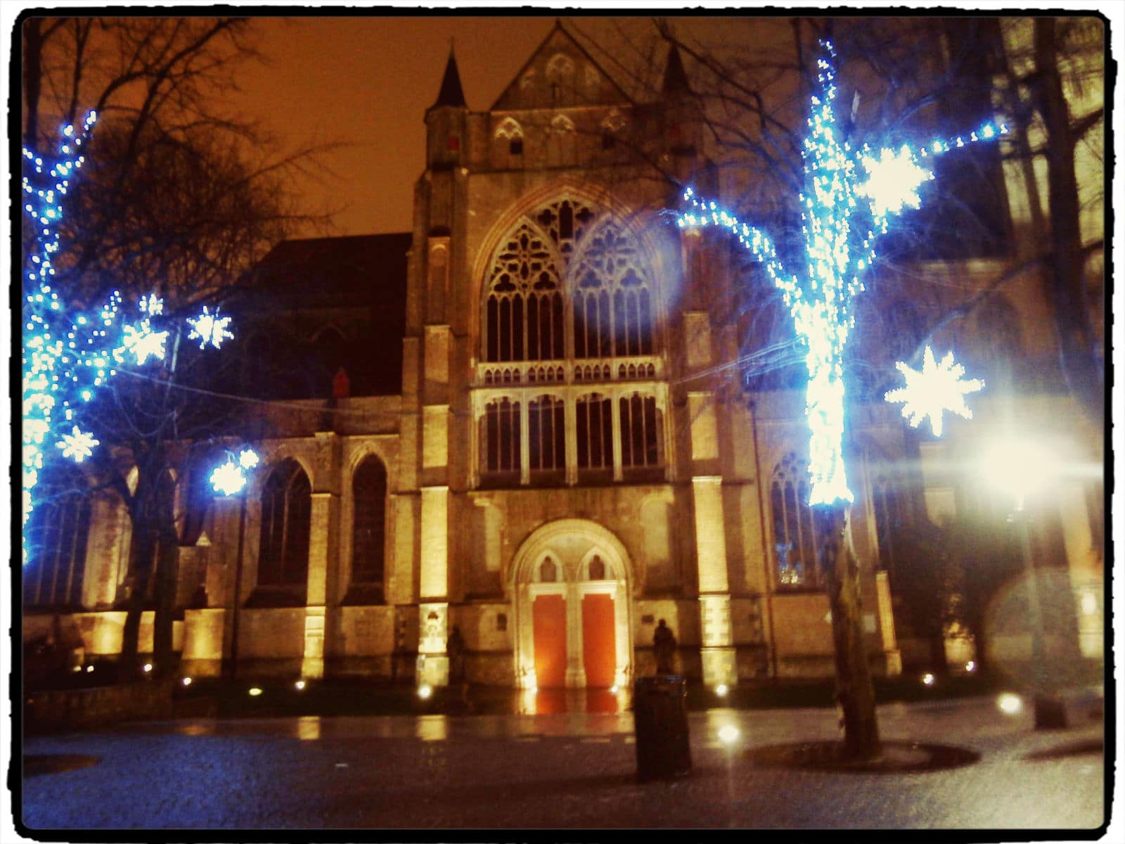 Cathédrale-saint-Salvador-nuit