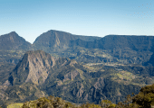 Vue du cirque de Salazie à La Réunion, avec montagnes escarpées, vallées verdoyantes et villages nichés au cœur du relief.