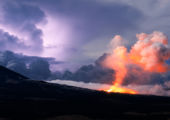 Eruption du volcan Piton de la Fournaise à la Reunion.