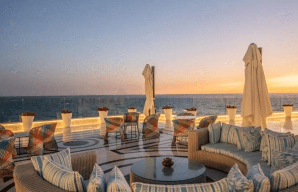 Terrasse du restaurant de l’hôtel Le Mirage à Tanger au coucher du soleil, vue panoramique sur l’océan Atlantique.