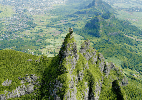 Vue aérienne de la montagne Pieter Both à l’île Maurice avec son célèbre rocher en équilibre au sommet et la vallée verdoyante en contrebas.