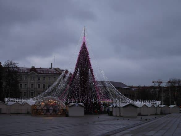 Marché de Noël à Vilnius en Lituanie, avec un grand sapin illuminé et des chalets installés sur la place de la Cathédrale.