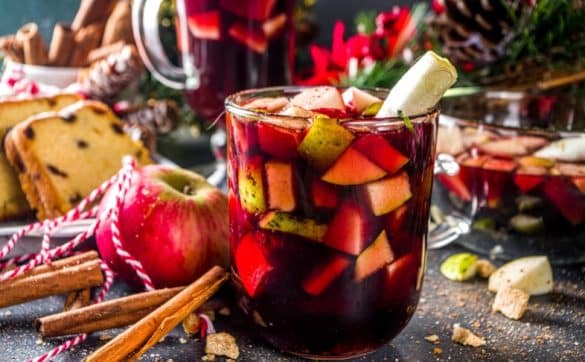 Tasse de punsch viennois, boisson chaude aux fruits et aux épices servie sur les marchés de Noël de Vienne.