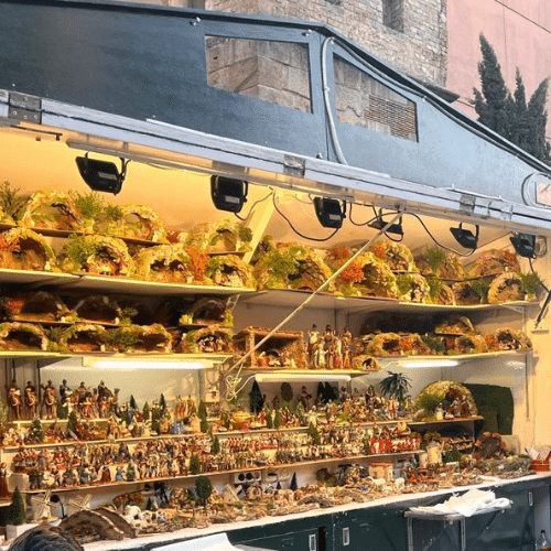 Crèches et santons exposés sur le marché de Noël de Barcelone, en Catalogne, Espagne.