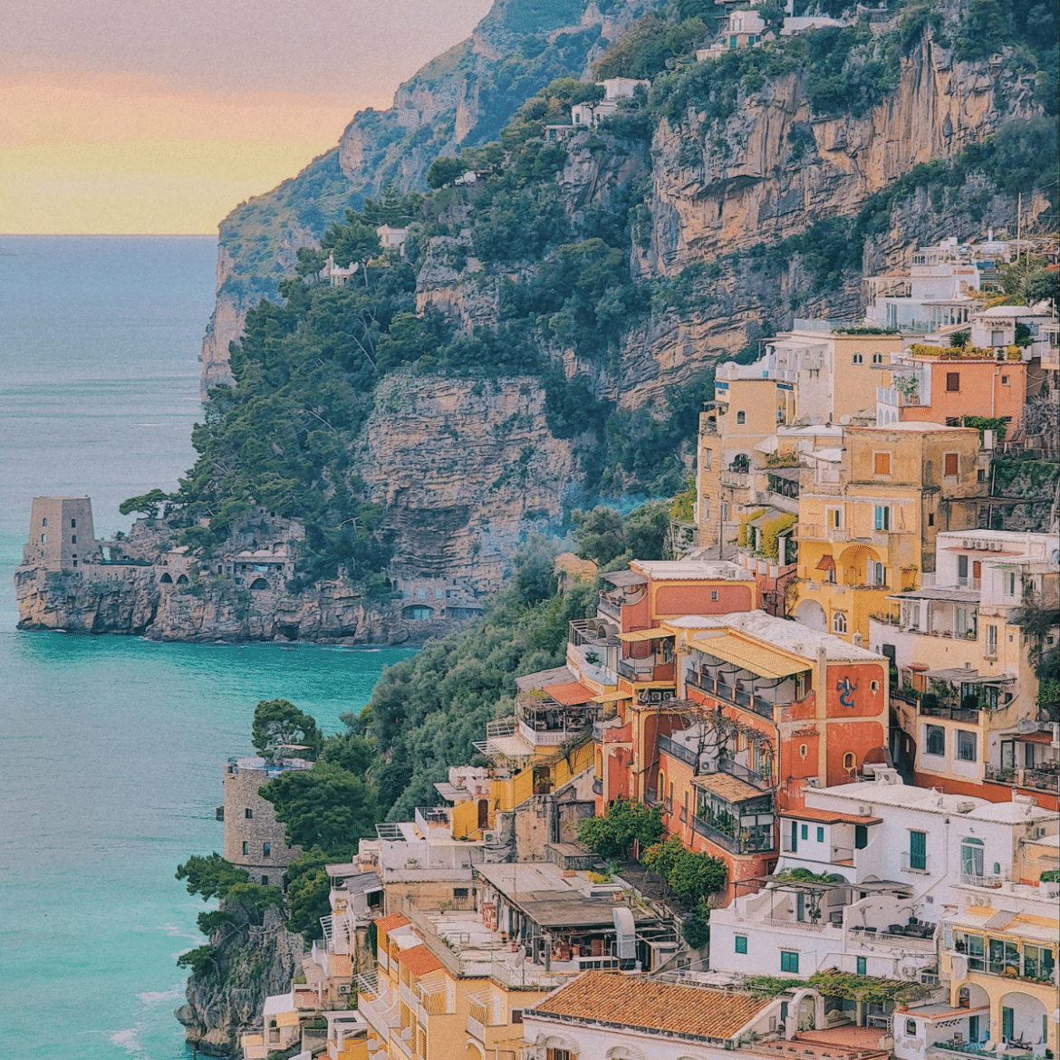Village de Positano sur la côte amalfitaine, maisons colorées à flanc de falaise face à la mer