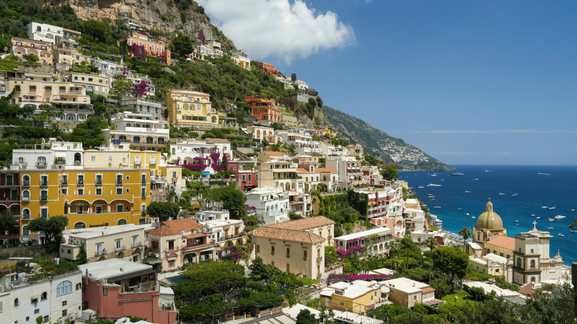 Village de Positano sur la côte amalfitaine, maisons colorées à flanc de falaise face à la mer