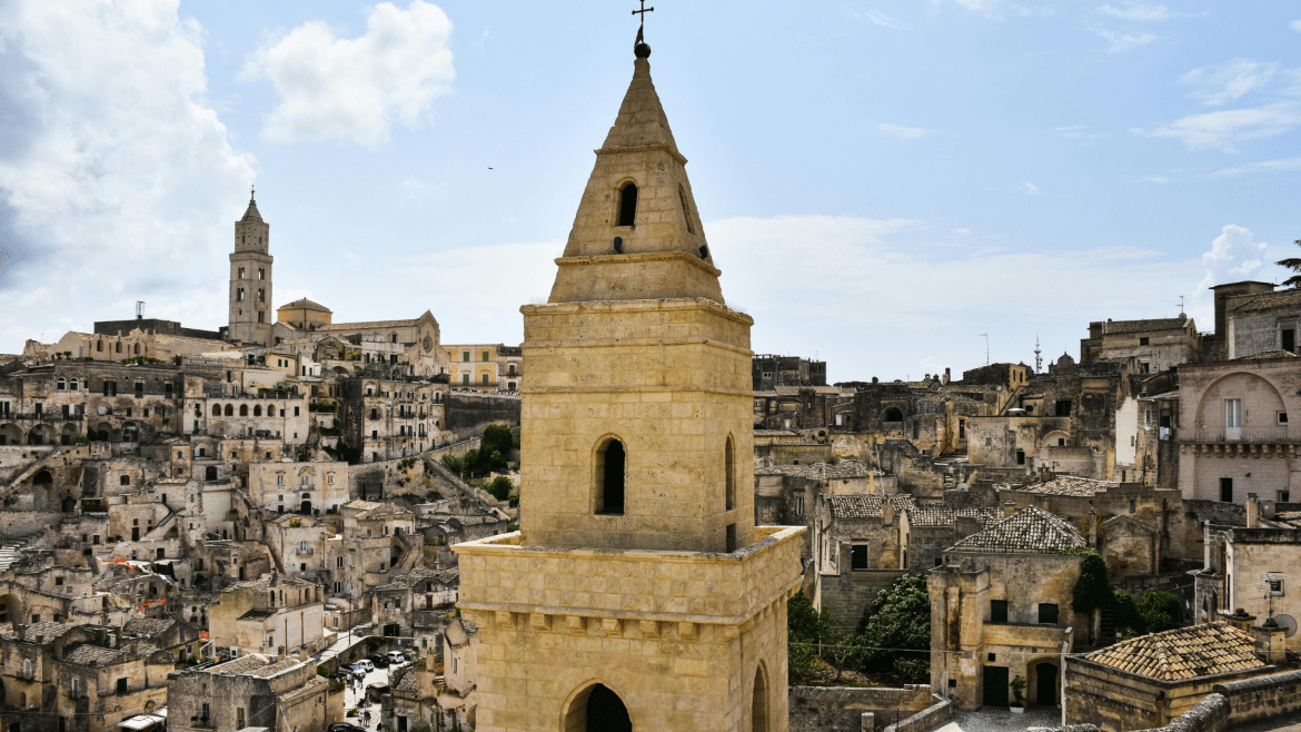 Ville de Matera dans les Pouilles avec maisons troglodytes en pierre et clocher historique