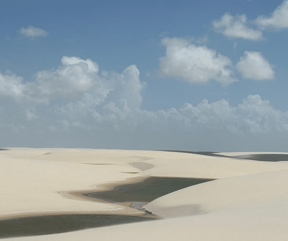 Dunes de sable blanc et lagune naturelle dans le Nordeste du Brésil