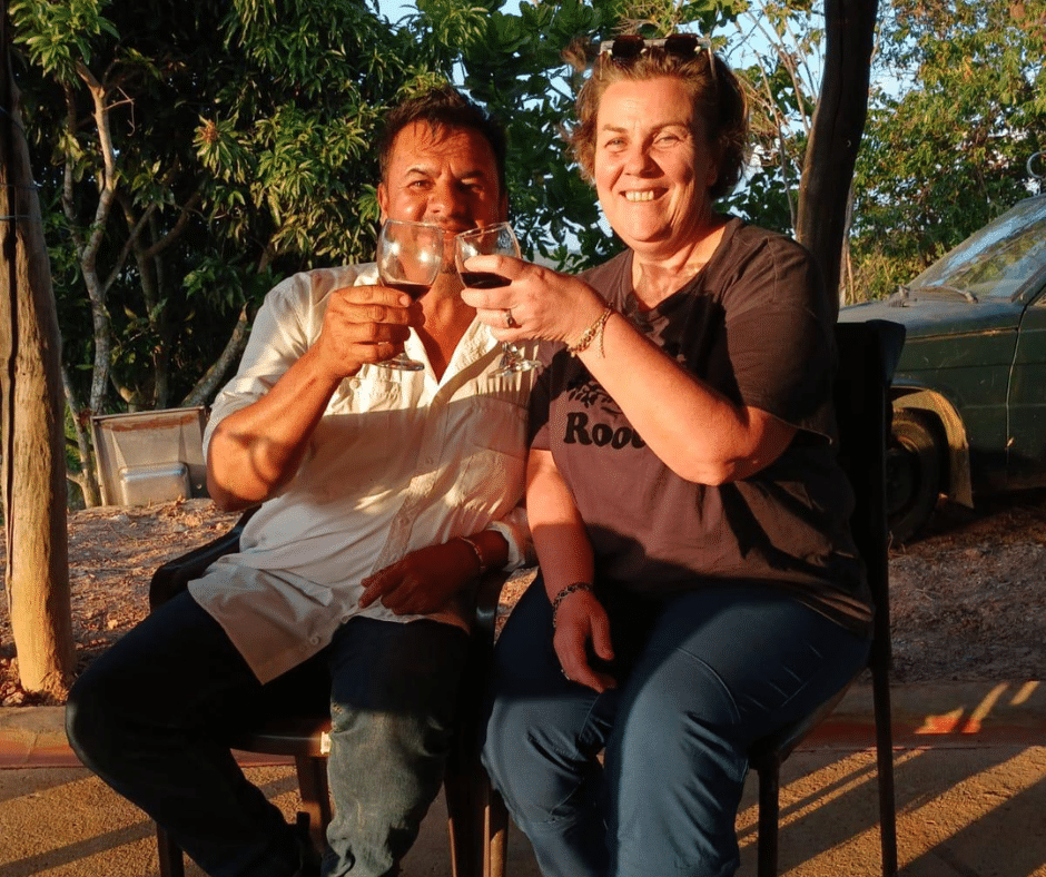 Sonia et un chevrier dans le Nordeste brésilien Sonia partage un moment convivial avec un chevrier dans le Nordeste du Brésil