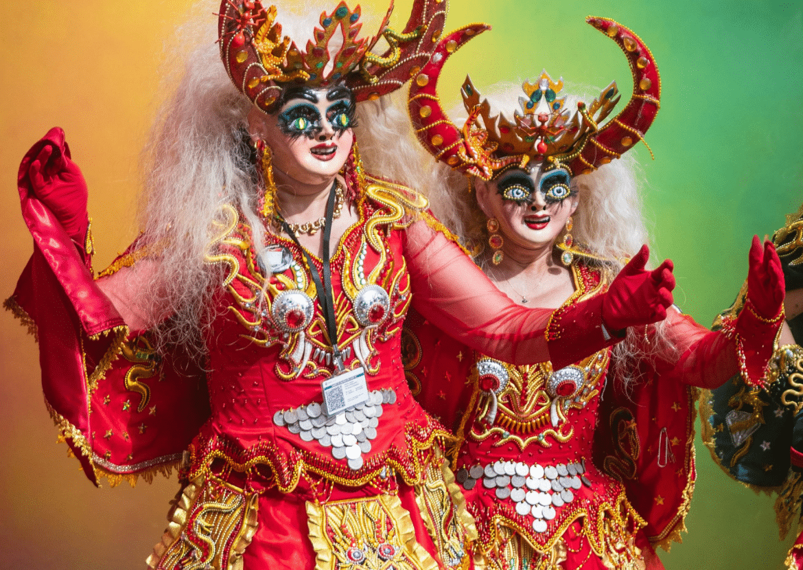 Diablada du carnaval d’Oruro : danse traditionnelle bolivienne Danseuses de la Diablada lors du carnaval d’Oruro en Bolivie