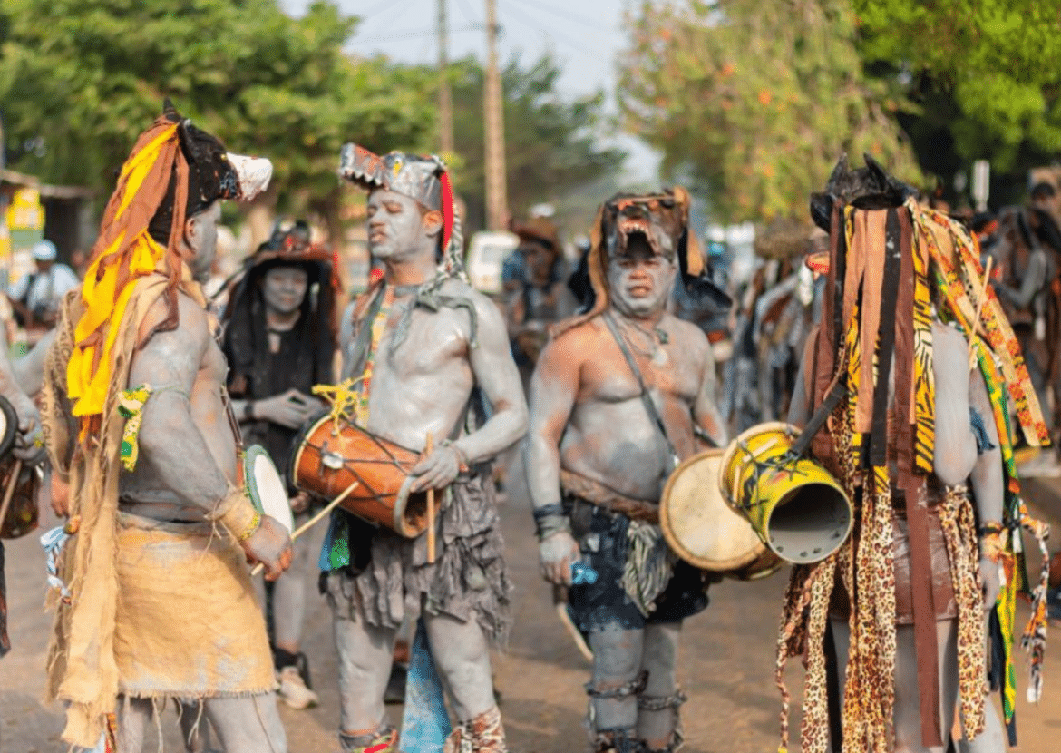 Musiciens rituels vaudou lors d’une cérémonie à Ouidah Musiciens traditionnels couverts d’argile lors d’un rituel vaudou à Ouidah