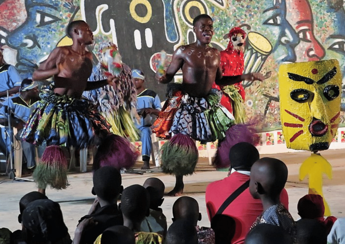 Danse traditionnelle lors d’un festival culturel à Ouidah Danseurs africains en costumes traditionnels lors d’un festival à Ouidah au Bénin