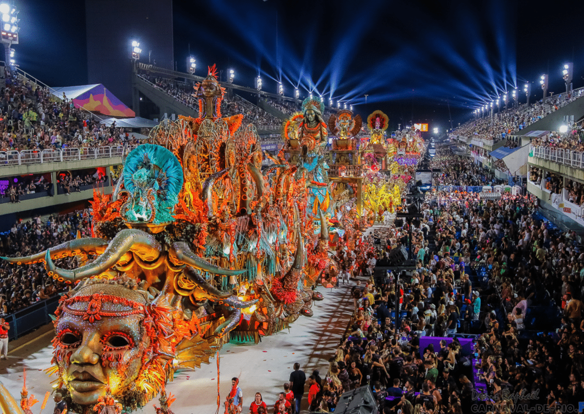 Carnaval de Rio : défilé spectaculaire au Sambodrome Défilé du carnaval de Rio avec chars monumentaux au Sambodrome de Rio de Janeiro