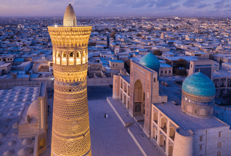 Minaret Kalyan à Boukhara en Ouzbékistan au coucher du soleil Minaret Kalyan à Boukhara en Ouzbékistan avec dômes turquoise et architecture islamique au crépuscule.