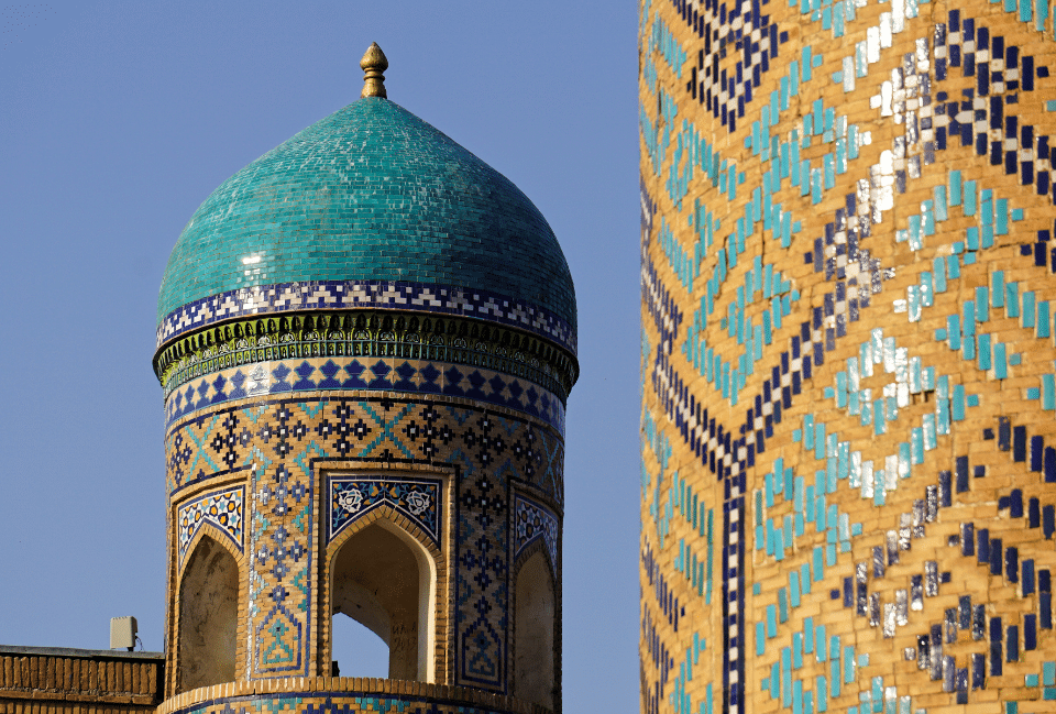 Dôme et mosaïques du Registan à Samarcande en Ouzbékistan Détail d’un dôme turquoise et mosaïques de la place du Registan à Samarcande en Ouzbékistan, architecture de la Route de la Soie.