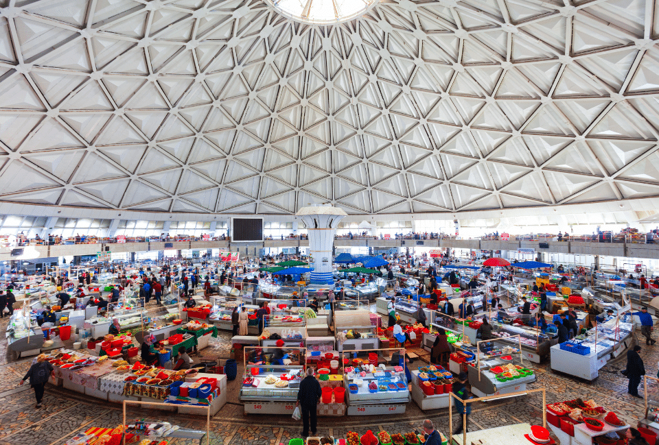 Chorsu Bazaar à Tachkent en Ouzbékistan Vue intérieure du Chorsu Bazaar à Tachkent en Ouzbékistan avec stands colorés sous un grand dôme moderne.
