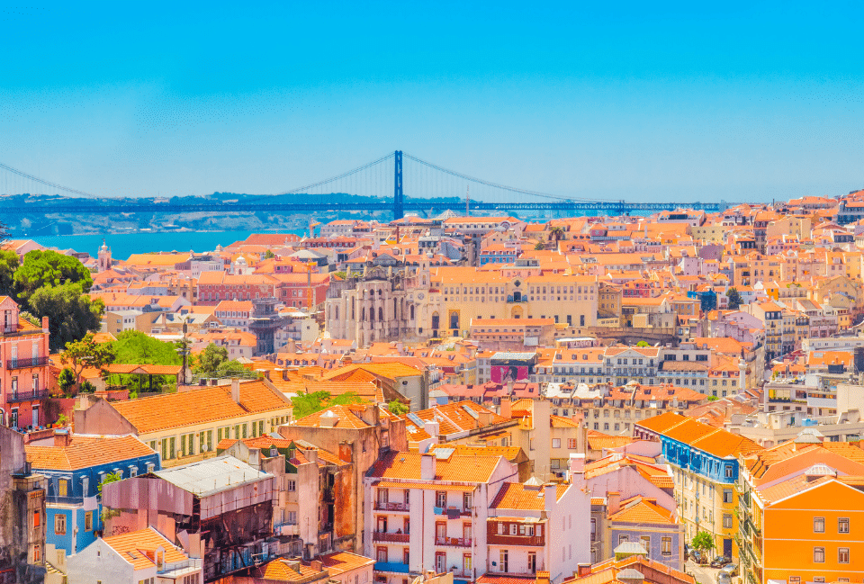 Lisbonne au printemps : destination idéale pour voyager en mai et juin Vue panoramique de Lisbonne avec ses toits colorés et le pont du 25 Avril au Portugal