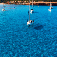 Formentera : eaux turquoise et voiliers aux Baléares Voilier sur une mer turquoise à Formentera aux Baléares