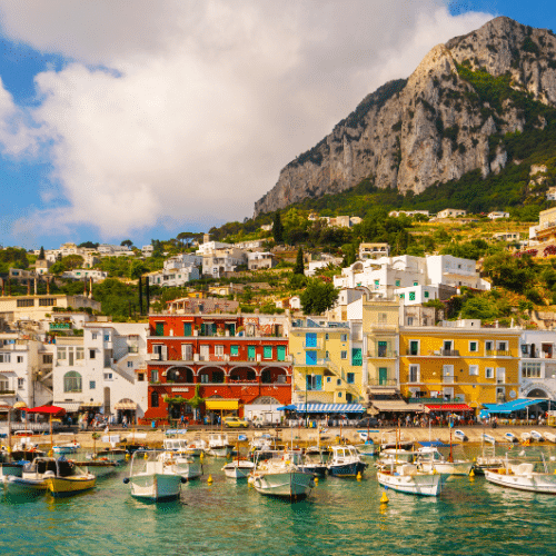 Port de Capri avec bateaux et maisons colorées au pied des falaises en Italie