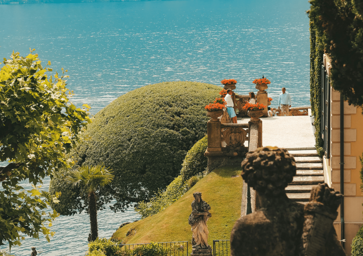 Lac de Côme en Italie : villas de luxe et panoramas d’exception Terrasse de villa avec jardin sculpté surplombant le lac de Côme en Italie, vue panoramique sur l’eau et paysages élégants