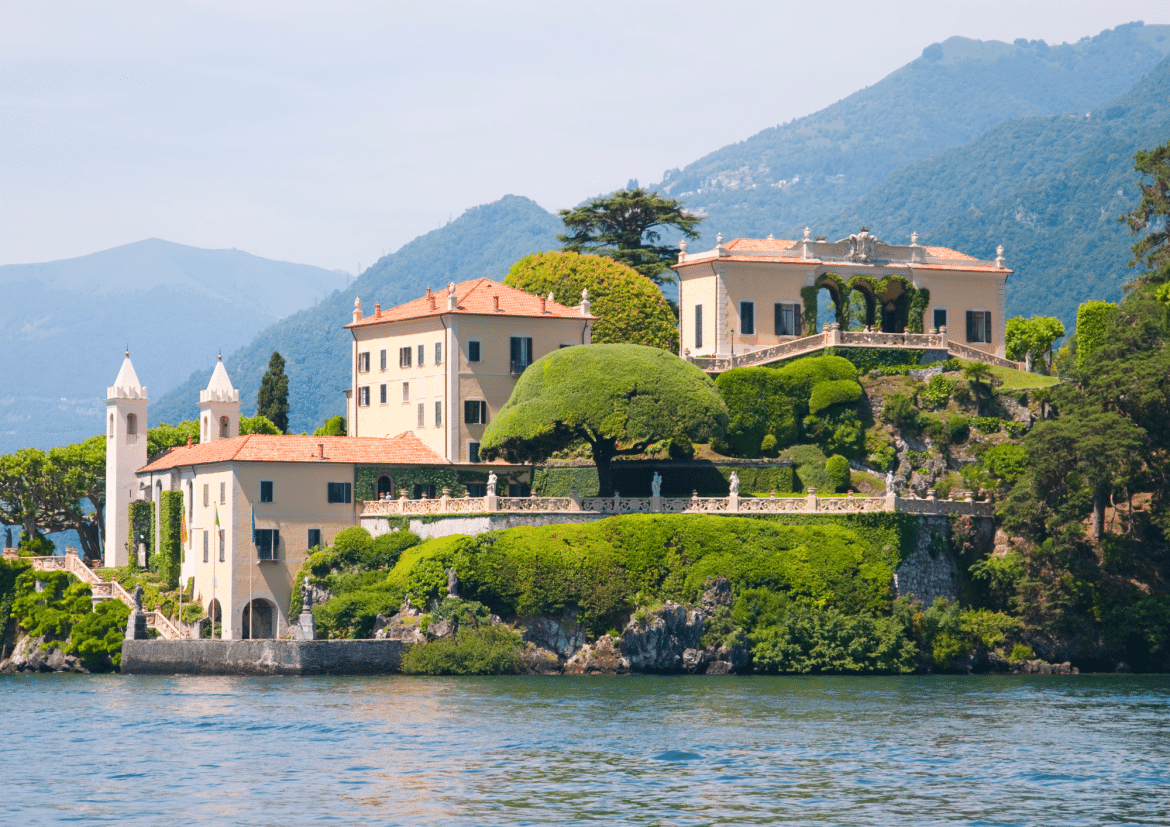 Villa del Balbianello, lac de Côme : villa emblématique et romantique en Italie Villa del Balbianello sur le lac de Côme en Italie, avec ses jardins en terrasses, cyprès taillés et vue panoramique sur les montagnes