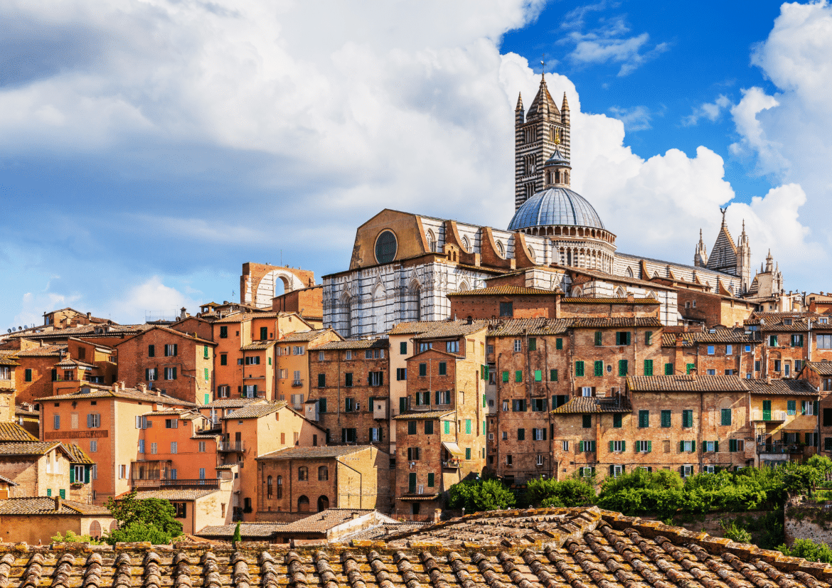 Sienne en Toscane : ville médiévale et cathédrale emblématique en Italie Vue panoramique de Sienne en Toscane avec ses maisons en briques, ses toits rouges et la cathédrale du Duomo dominant la ville