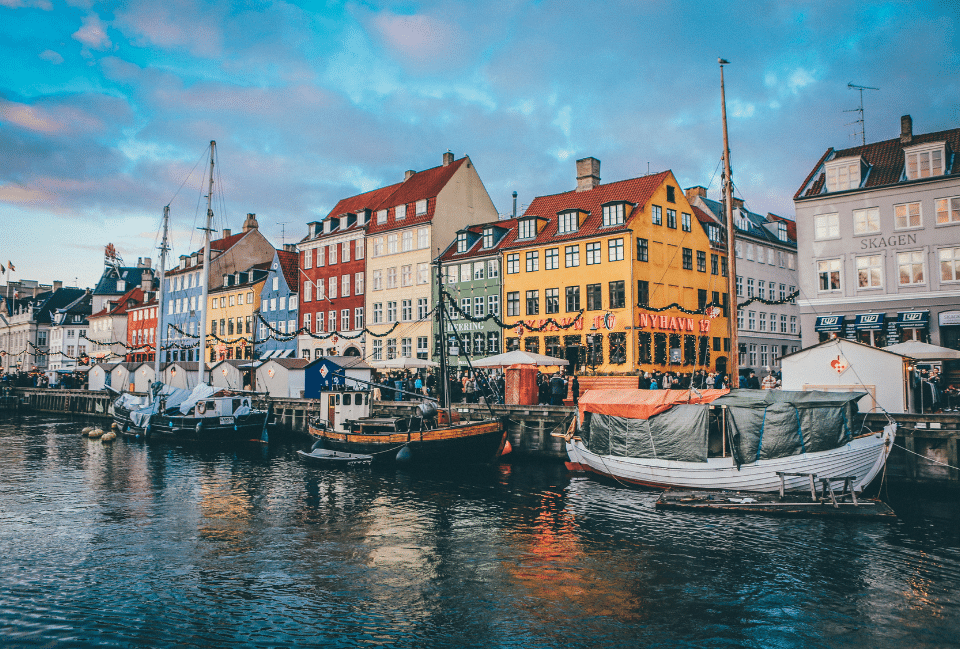 Copenhague – Nyhavn et ses façades colorées au bord du canal Maisons colorées du quartier Nyhavn à Copenhague lors d’un week-end entre amis en Europe