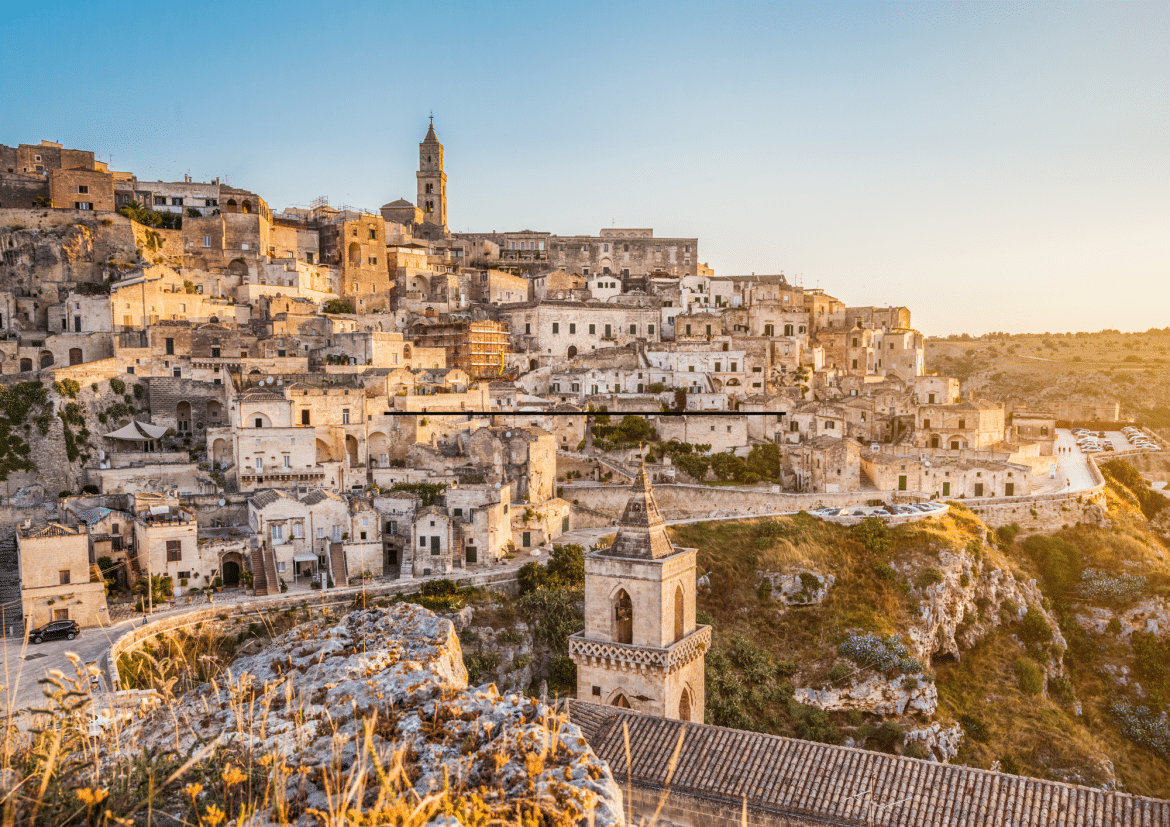 Matera en Italie : les Sassi et paysages troglodytiques au coucher de soleil Vue panoramique de Matera en Italie avec ses habitations troglodytiques des Sassi éclairées par la lumière dorée du coucher de soleil