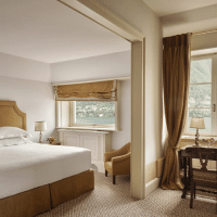 Chambre avec vue sur le lac de Côme au Grand Hotel Tremezzo – séjour luxe en Italie Chambre élégante du Grand Hotel Tremezzo avec vue sur le lac de Côme, lit confortable, décoration raffinée et fenêtre panoramique