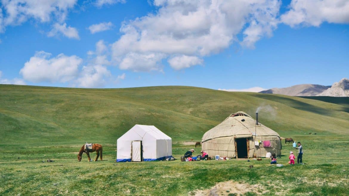 Voyage au Kirghizistan : immersion nomade entre yourtes et montagnes célestes Voyage au Kirghizistan : immersion nomade entre yourtes et montagnes célestes
