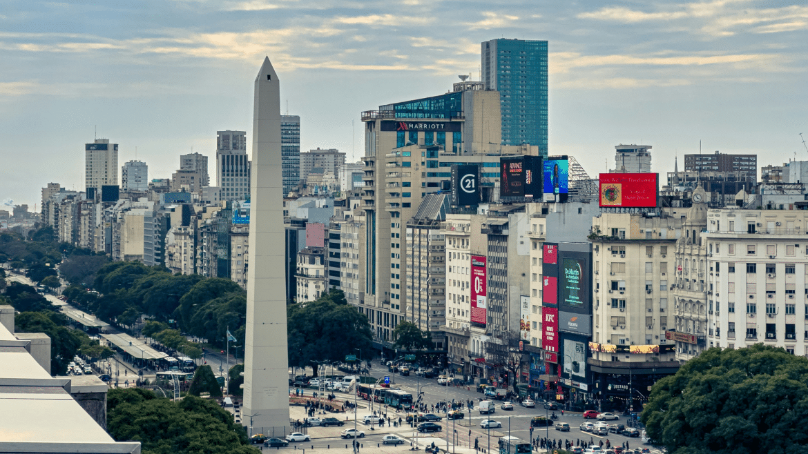 Vue aérienne de l'Obélisque de Buenos Aires sur l'avenue 9 de Julio, au cœur de la capitale argentine.