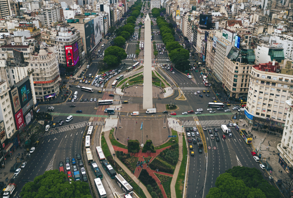 Obélisque de Buenos Aires sur l'avenue 9 de Julio en Argentine Vue aérienne de l'Obélisque de Buenos Aires sur l'avenue 9 de Julio, au cœur de la capitale argentine.