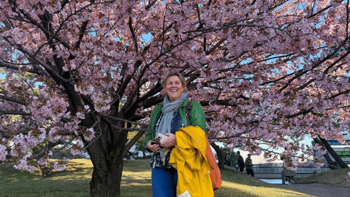 Voyage au Japon : Sonia Ouvry devant les cerisiers en fleurs lors d'un itinéraire de 13 jours entre Tokyo, Kyoto, Hakone et Osaka.